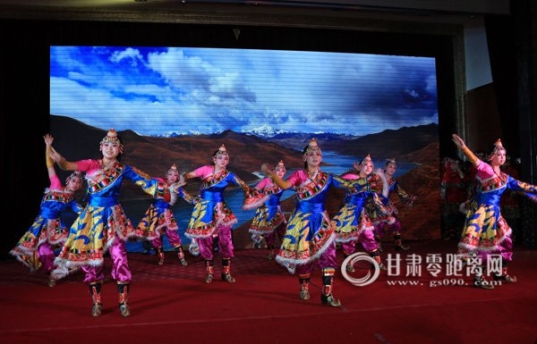 盛达集团员工自编自演的文艺节目——藏族舞蹈。 贾笑云 摄