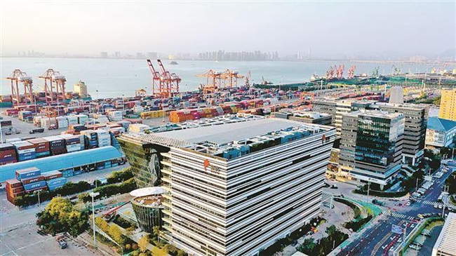   象屿集团始终不忘初心，以“开路先锋”和“排头兵”的闯劲和担当，为厦门“两高两化”建设注入澎湃动能。图为坐落于厦门自贸片区的象屿集团大厦。（企业供图）