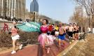 兰州：跑步爱好者黄河之滨“光猪跑”迎新年！