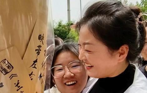 现场直击：2026高考第一天，考场外被各种温情和鲜花包围